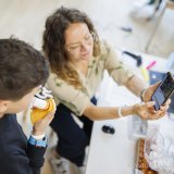 À l'école primaire de Chamoson, un enfant souffle dans un spiromètre afin de mesurer sa capacité pulmonaire.
